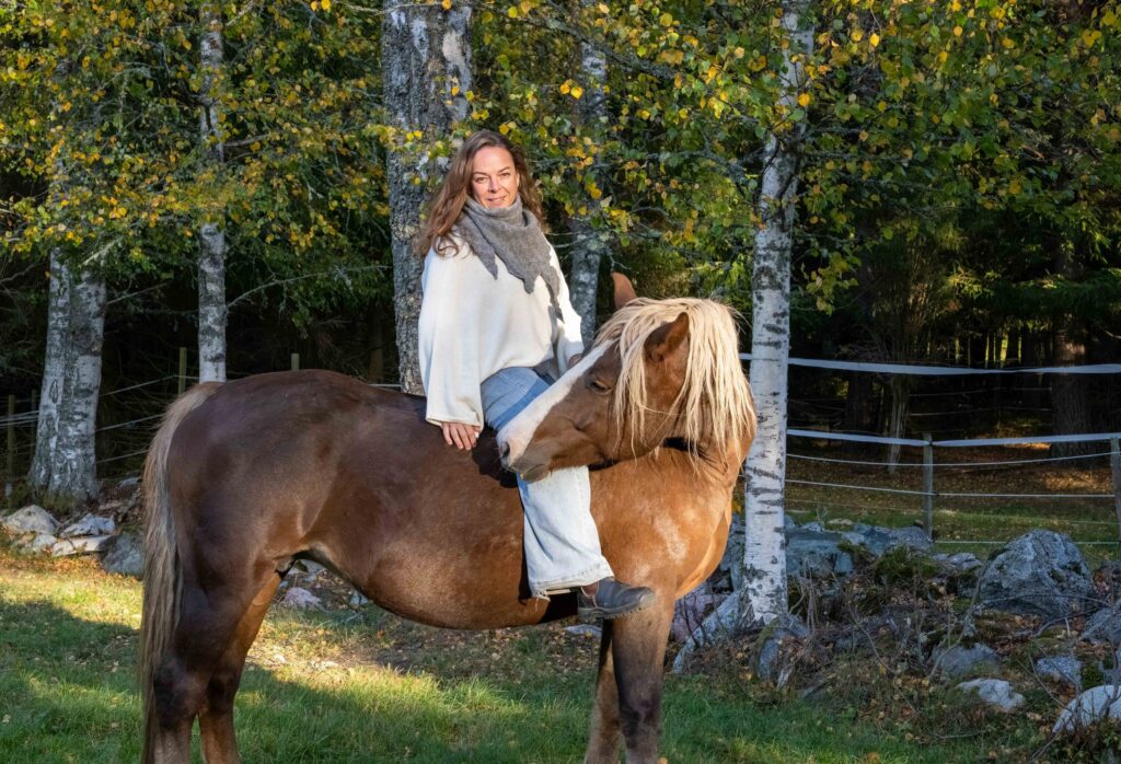 anita auf dem pferd quer