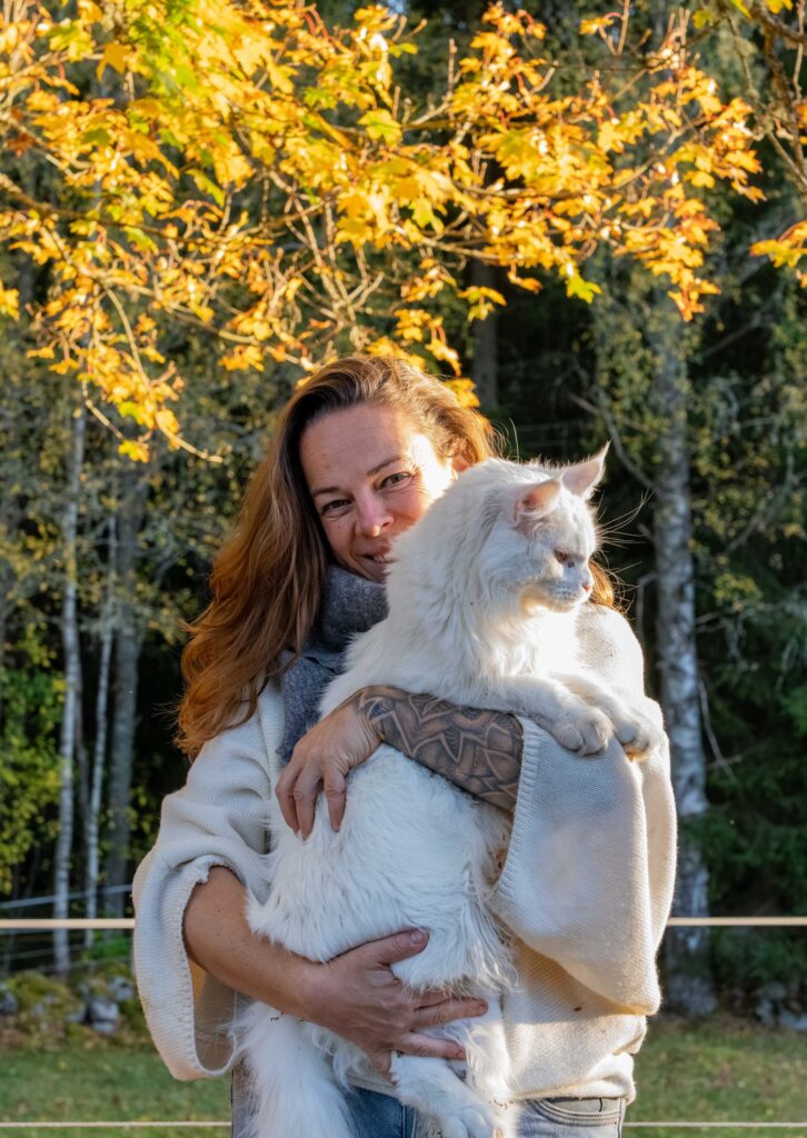 anita mit katze hoch